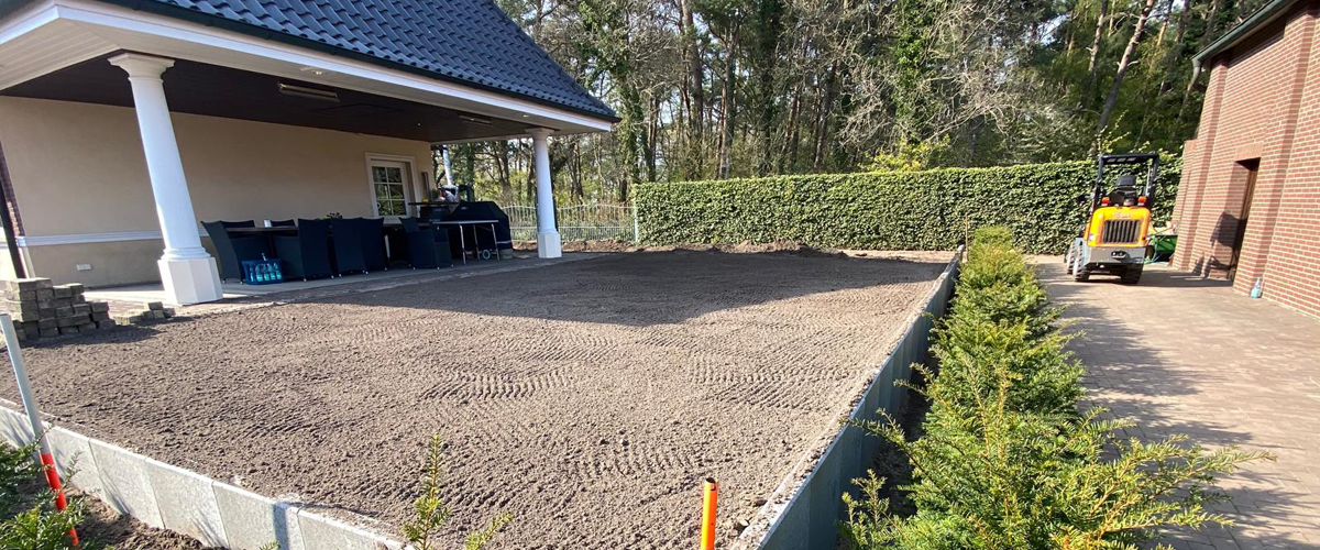 Gleichmäßig vorbereiteter Gartenboden, der bereit ist für die Aussaat von neuem Rasen.